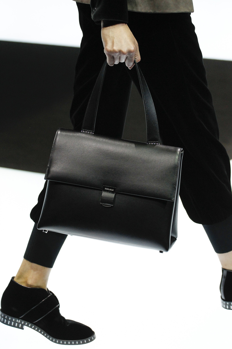 На фото: модная обувь осени 2016 и зимы 2017 из коллекции Giorgio-Armani.