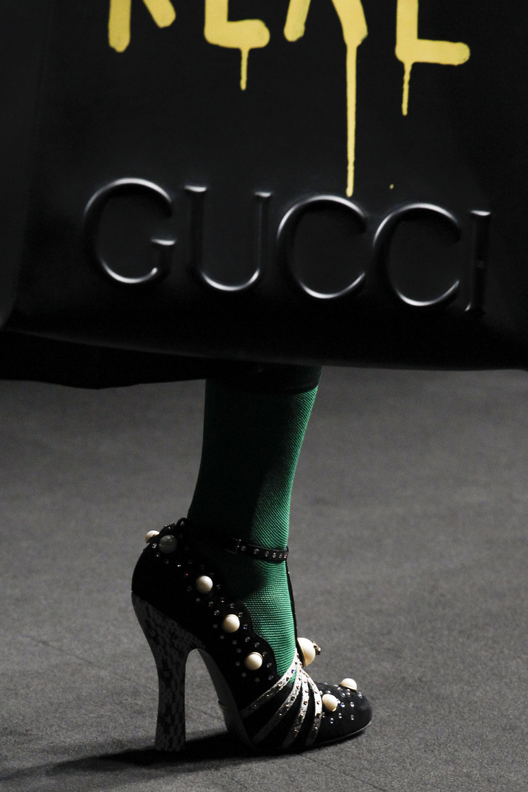На фото: заклепки, шипы и металлические украшения - самая модная женская обувь в сезоне осень 2016= 2017 из коллекции Gucci.