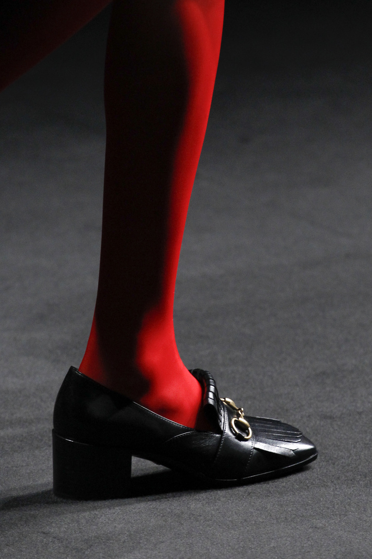 На фото: обувь осень-зима 2016-2017: разнообразные пряжки из коллекции Gucci.