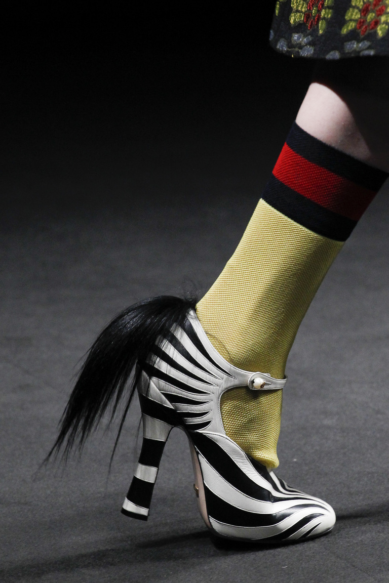 На фото: обувь в полоску – тренд осени 2016 и зимы 2017 из коллекции Gucci.