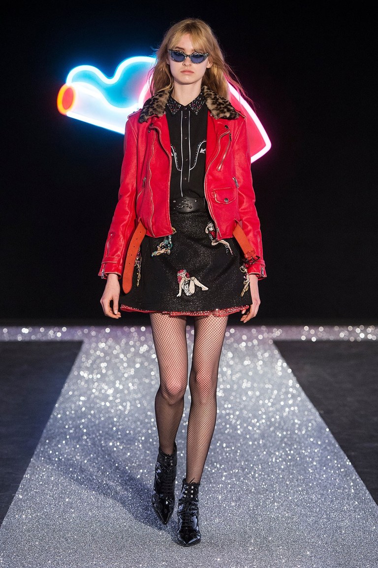 На фото: куртка из кожи осень-зима 2016-2017 из коллекции Just Cavalli.