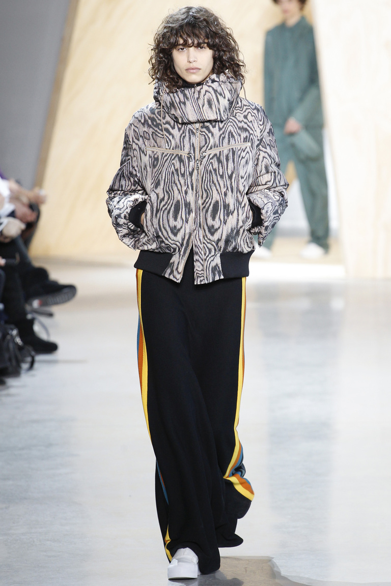 На фото: стильный бомбер осень-зима 2016-2017 из коллекции Lacoste.