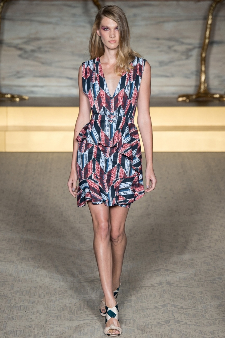 Декорированное модное платье футляр 2015 — фото новинка в коллекции Matthew Williamson
