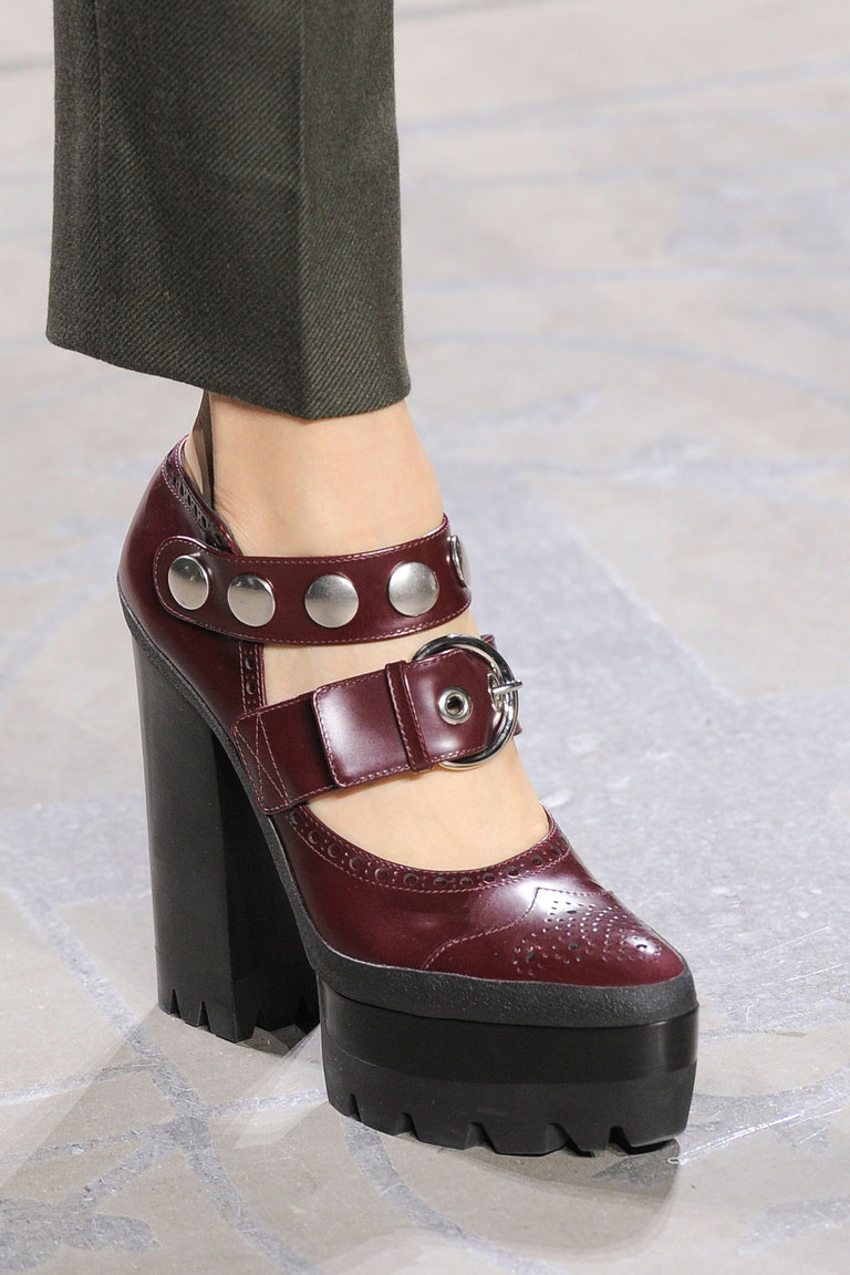 На фото: модные туфли на платформе с ремешками сезона осень-зима 2016-2017 – это использование ремешков из коллекции Mulberry.