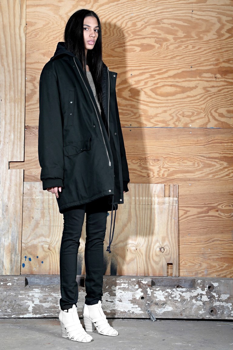 На фото: куртка из кожи осень-зима 2016-2017 из коллекции Oak.