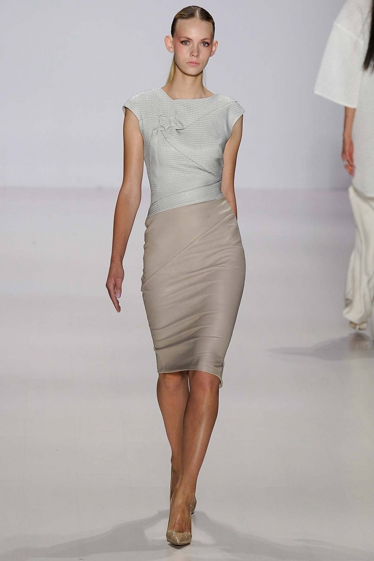 Бежевое модное платье футляр 2015 — Pamella Roland
