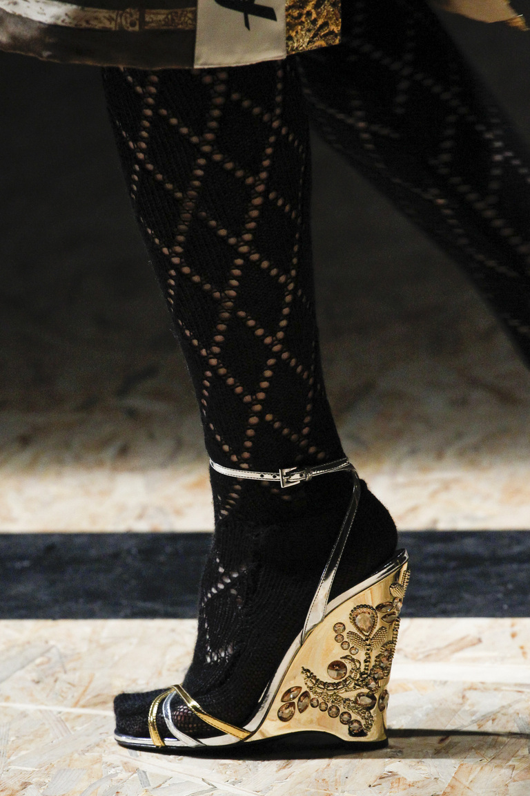 На фото: блестящие детали и металлическая кожа Актуальная обувь сезона осень/зима 2017 из коллекции Prada.