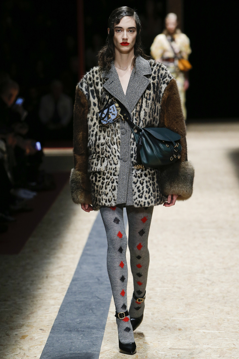 На фото: утепленная куртка с меховой отделкой из коллекции Prada.