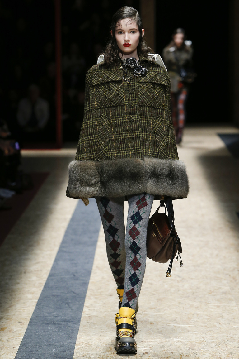 На фото: утепленная куртка с меховой отделкой из коллекции Prada.