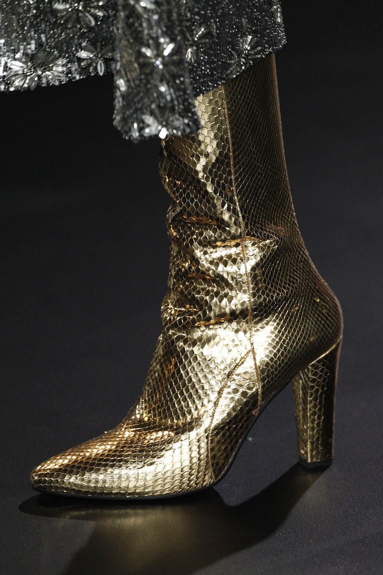 На фото: блестящие детали и металлическая кожа Актуальная обувь сезона осень/зима 2017 из коллекции Saint-Laurent.