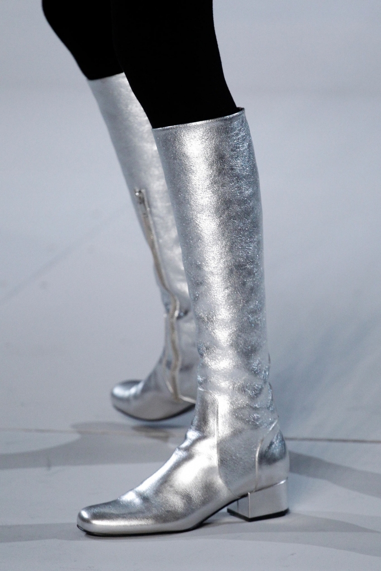 Серебристые модные сапоги 2015 – фото новинка от Saint Laurent