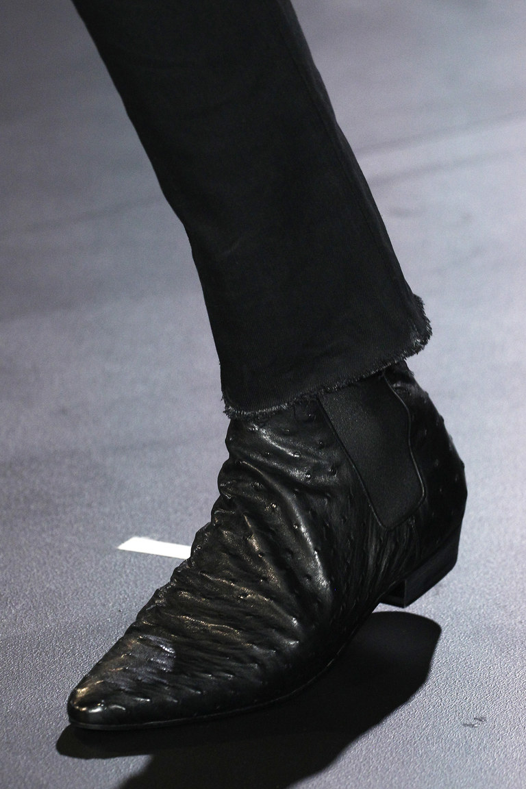 На фото: модная обувь осени 2016 и зимы 2017 из коллекции Saint-Laurent.