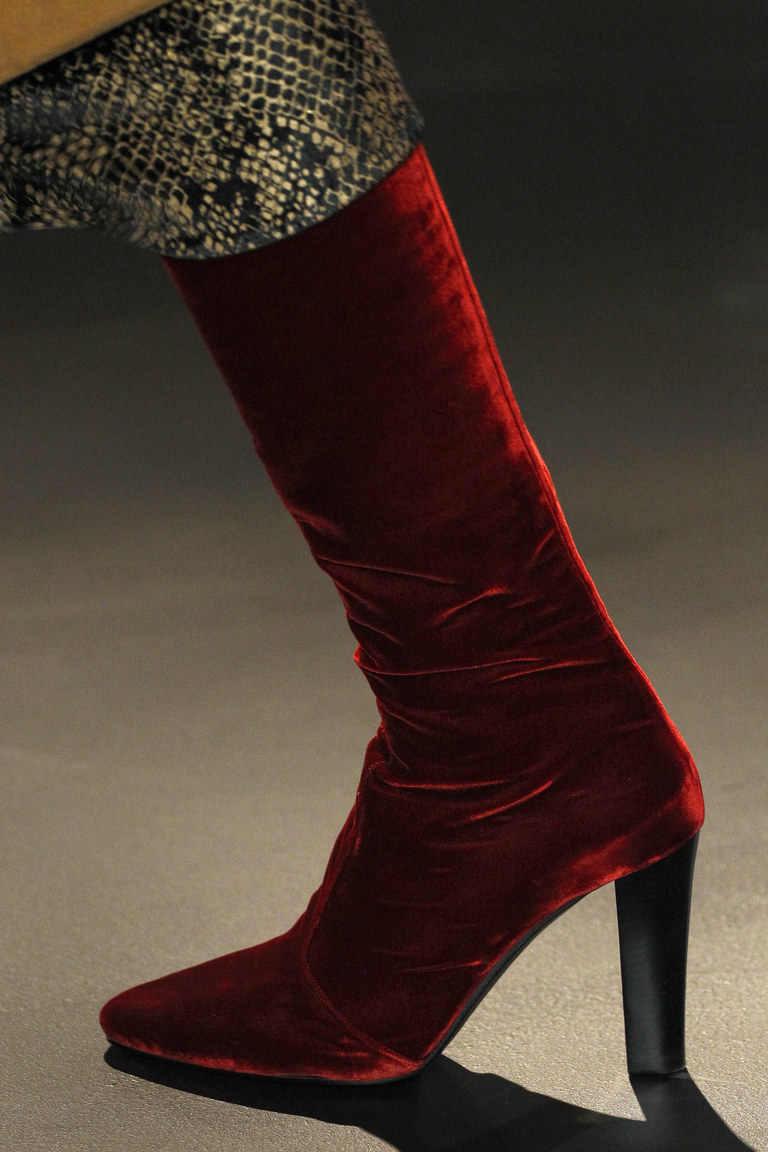 На фото: модная обувь осени 2016 и зимы 2017 из коллекции Saint-Laurent.