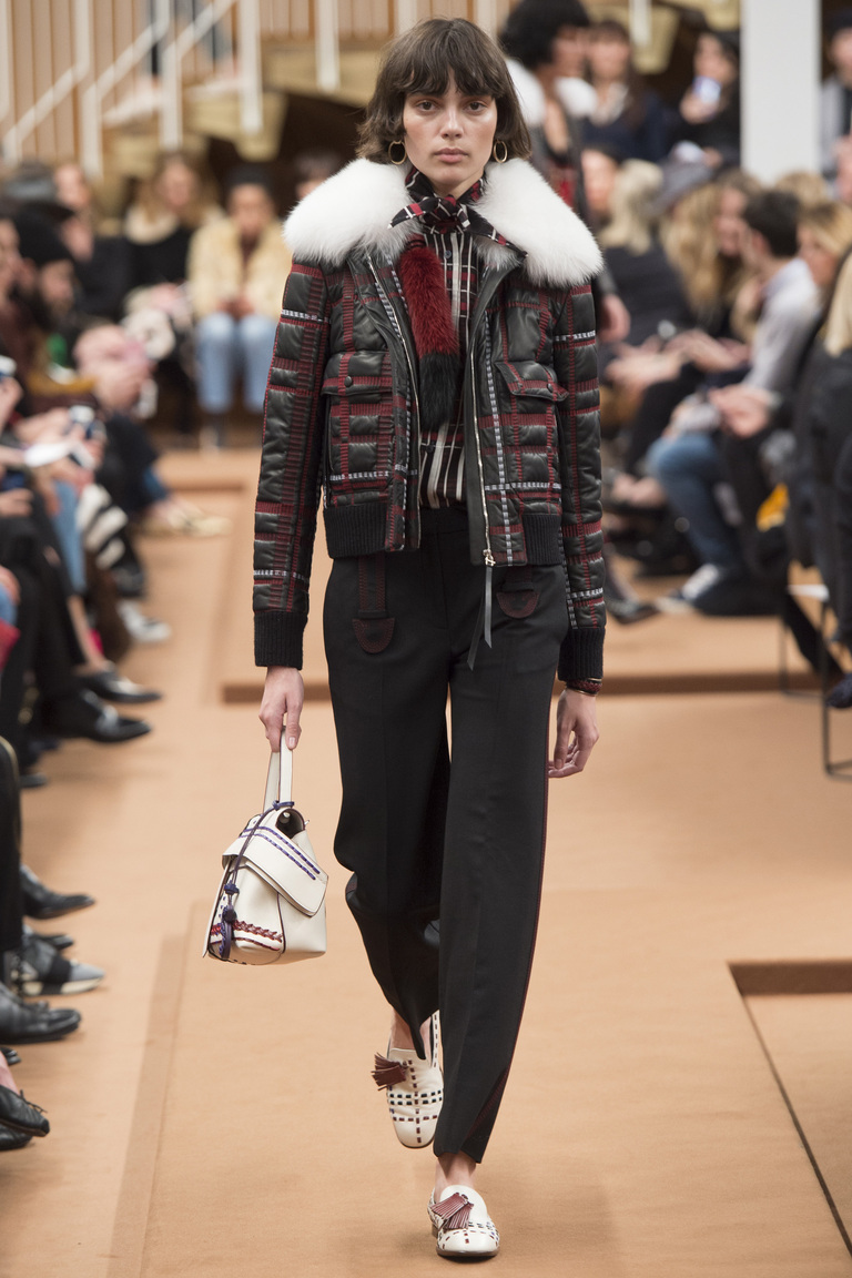 На фото: стильный бомбер осень-зима 2016-2017 из коллекции Tod's.