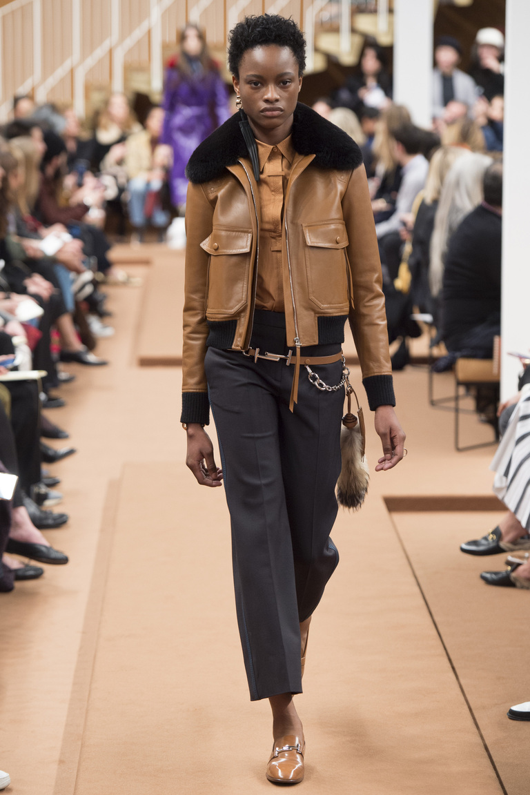 На фото: стильный бомбер осень-зима 2016-2017 из коллекции Tod's.