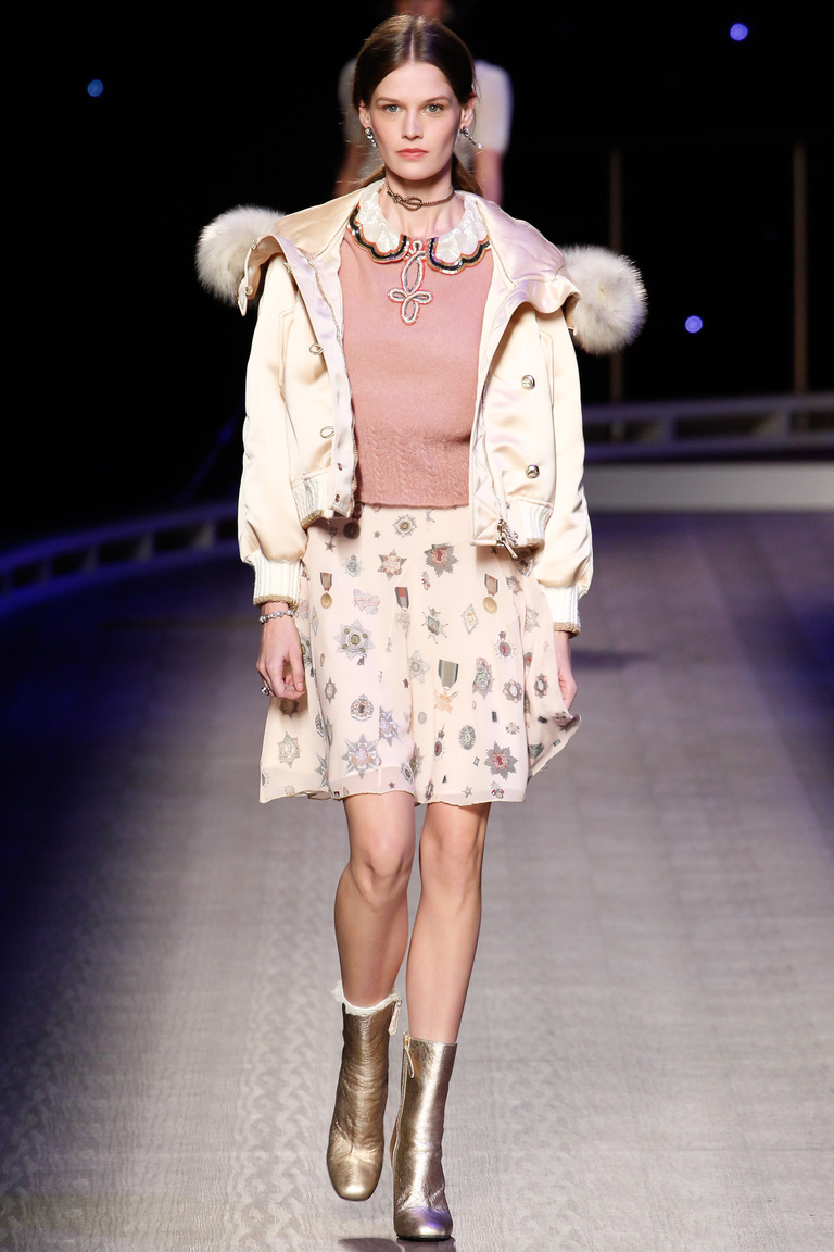 На фото: стильный бомбер осень-зима 2016-2017 из коллекции Tommy Hilfiger.