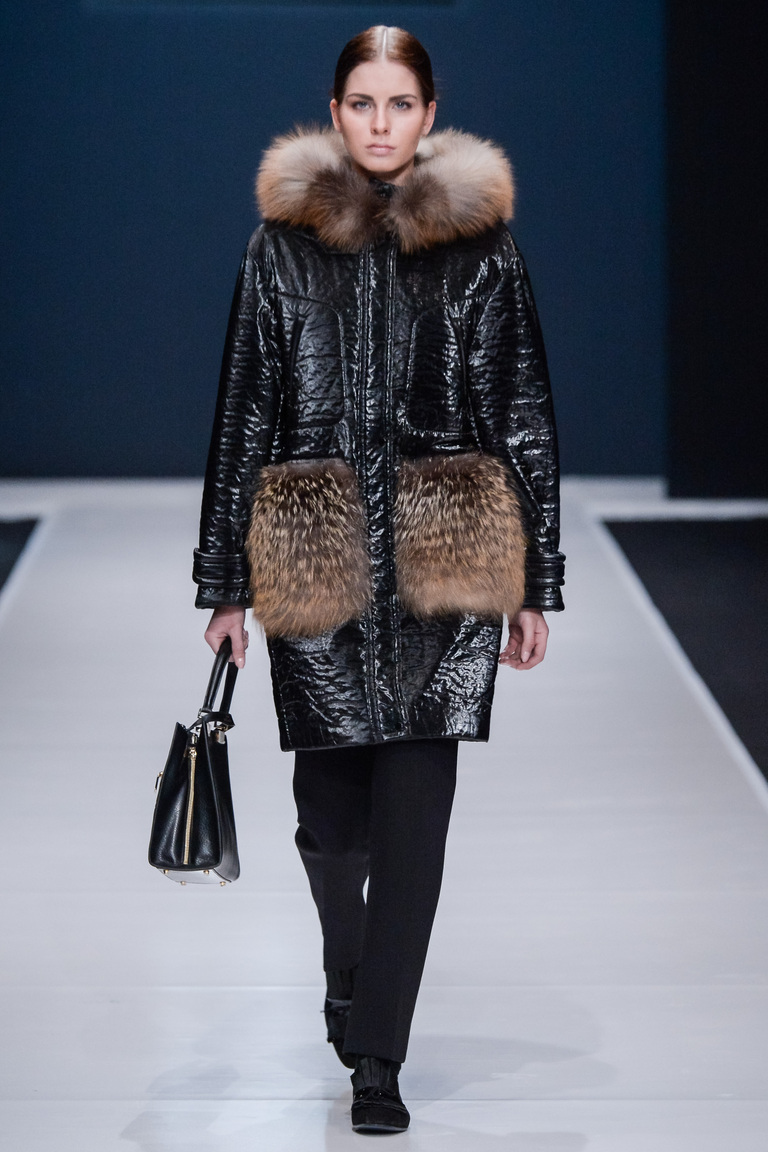На фото: утепленная куртка с меховой отделкой из коллекции Valentin Yudashkin.