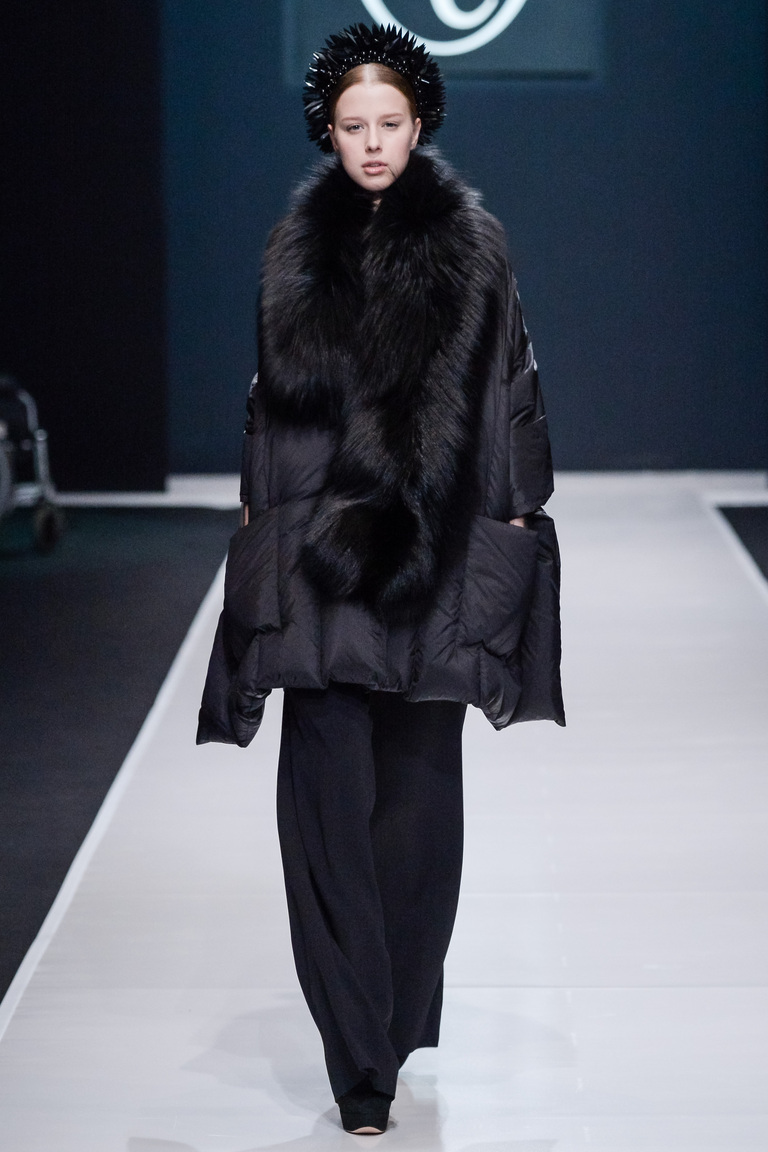 На фото: черное пальто с принтом осень-зима 2016-2017 их коллекции Valentin Yudashkin.