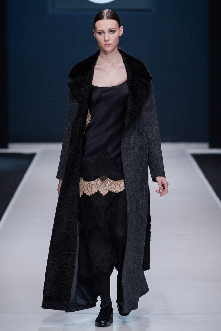 На фото: черное пальто с принтом осень-зима 2016-2017 их коллекции Valentin Yudashkin.