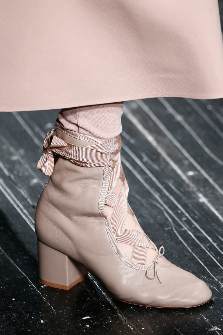 На фото: обувь осень-зима 2016-2017: варианты шнуровки из коллекции Valentino.