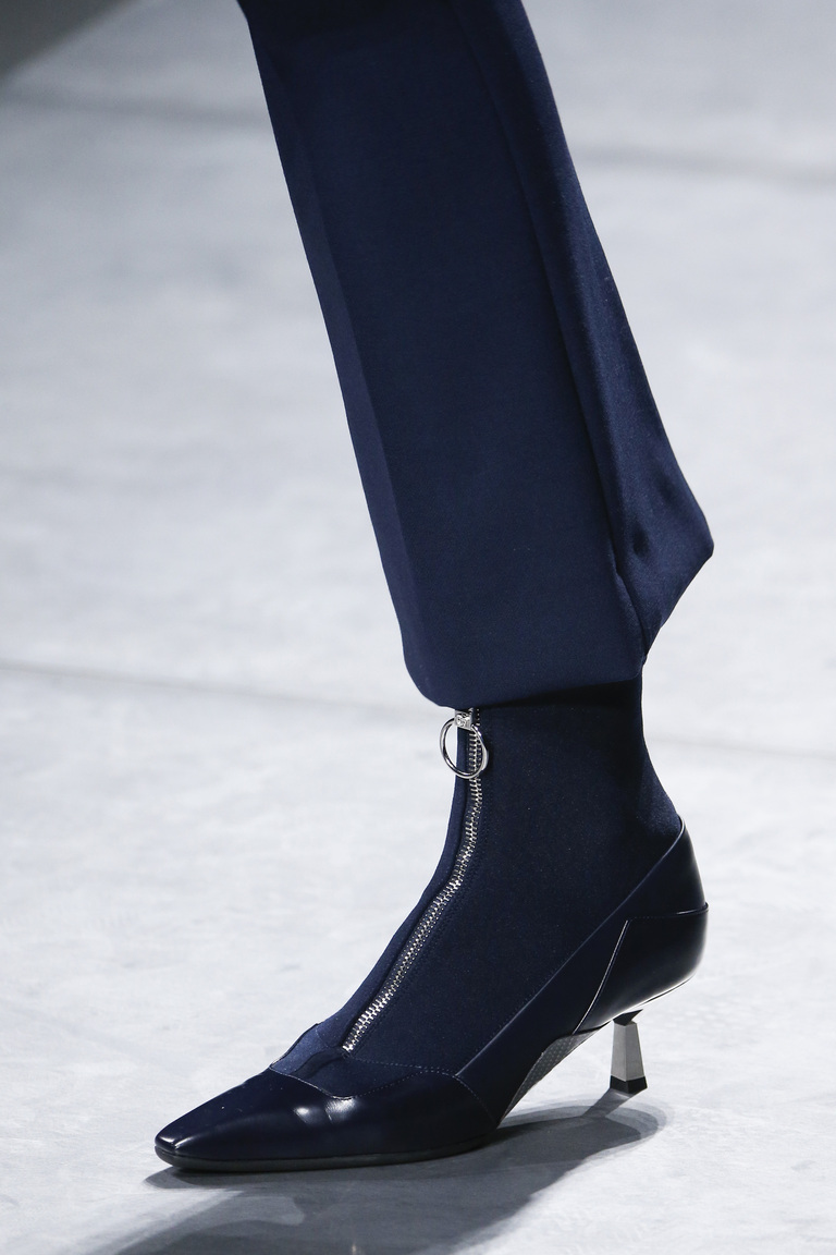 На фото: блестящие детали и металлическая кожа Актуальная обувь сезона осень/зима 2017 из коллекции Versace.