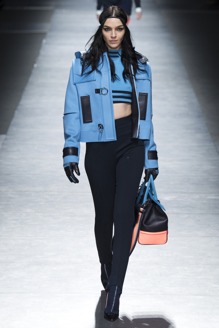 На фто: укороченные куртки осень-зима 2016-2017 из коллекции Versace.