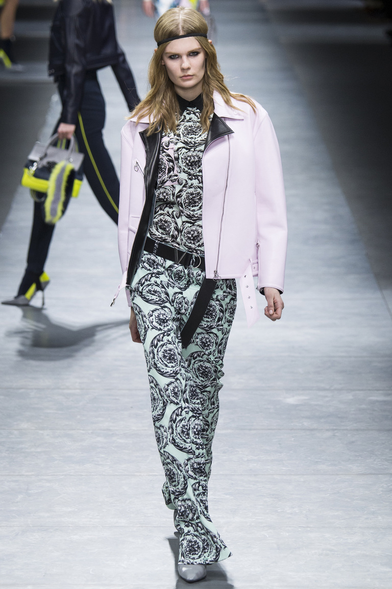 На фто: укороченные куртки осень-зима 2016-2017 из коллекции Versace.