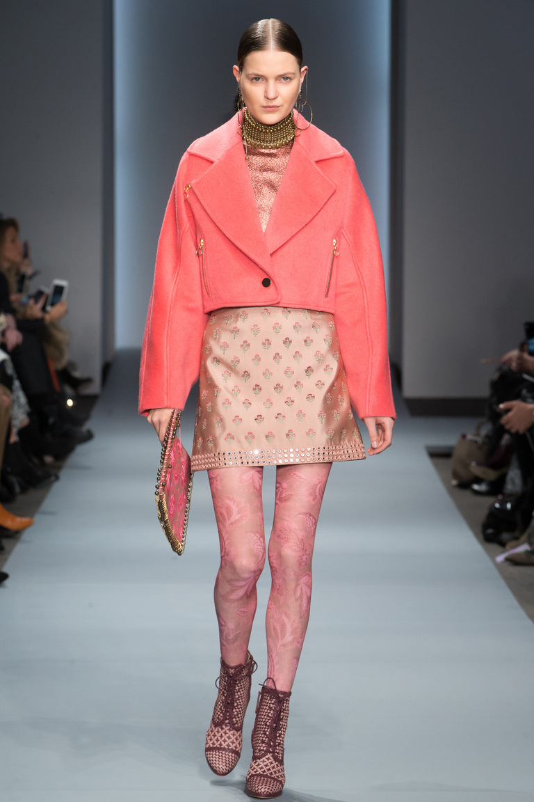 На фото: стильный бомбер осень-зима 2016-2017 из коллекции Zimmermann.