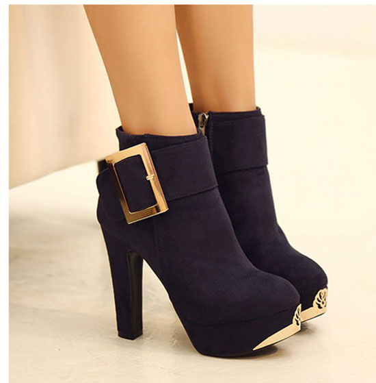Модные ботильоны с пряжками - фото