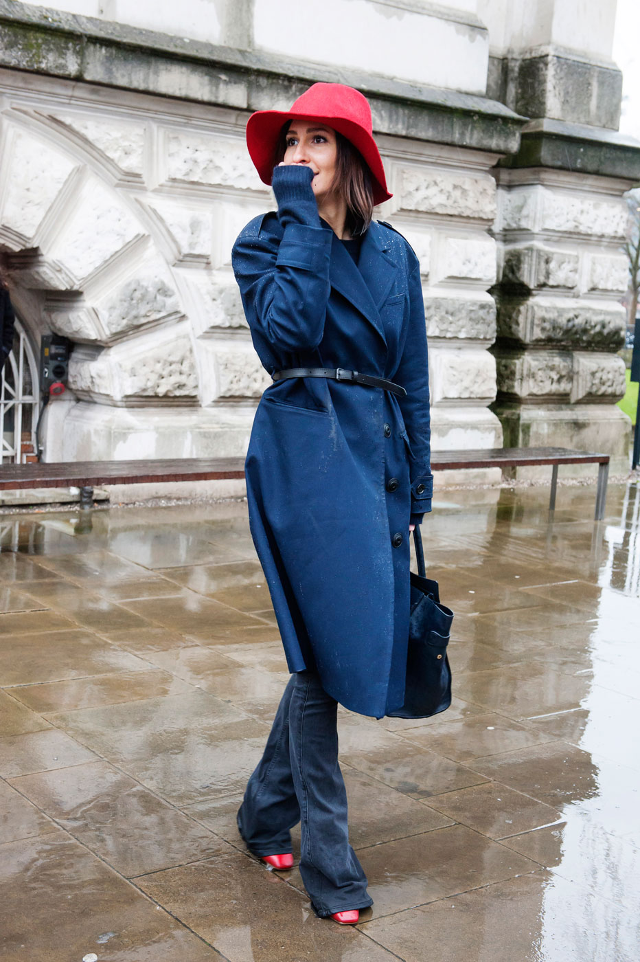 Синий плащ - тренд уличной моды Лондона в сезоне осень-зима 2015-2016
