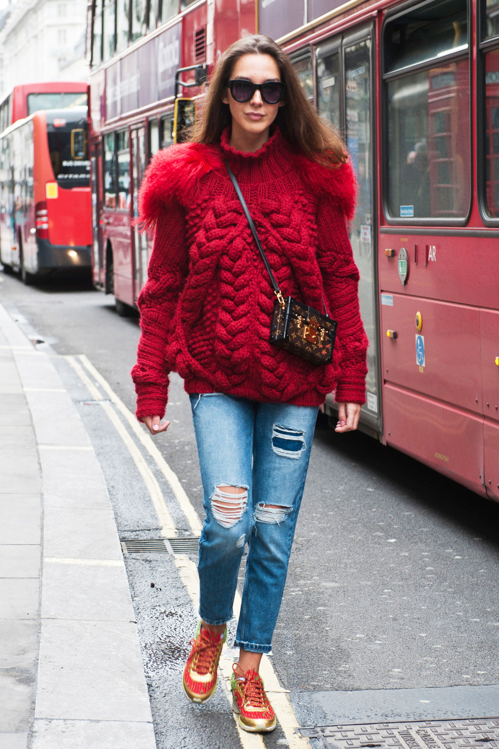 Красный свитер с джинсами с дырками - фото новинки уличной моды Лондона 2016