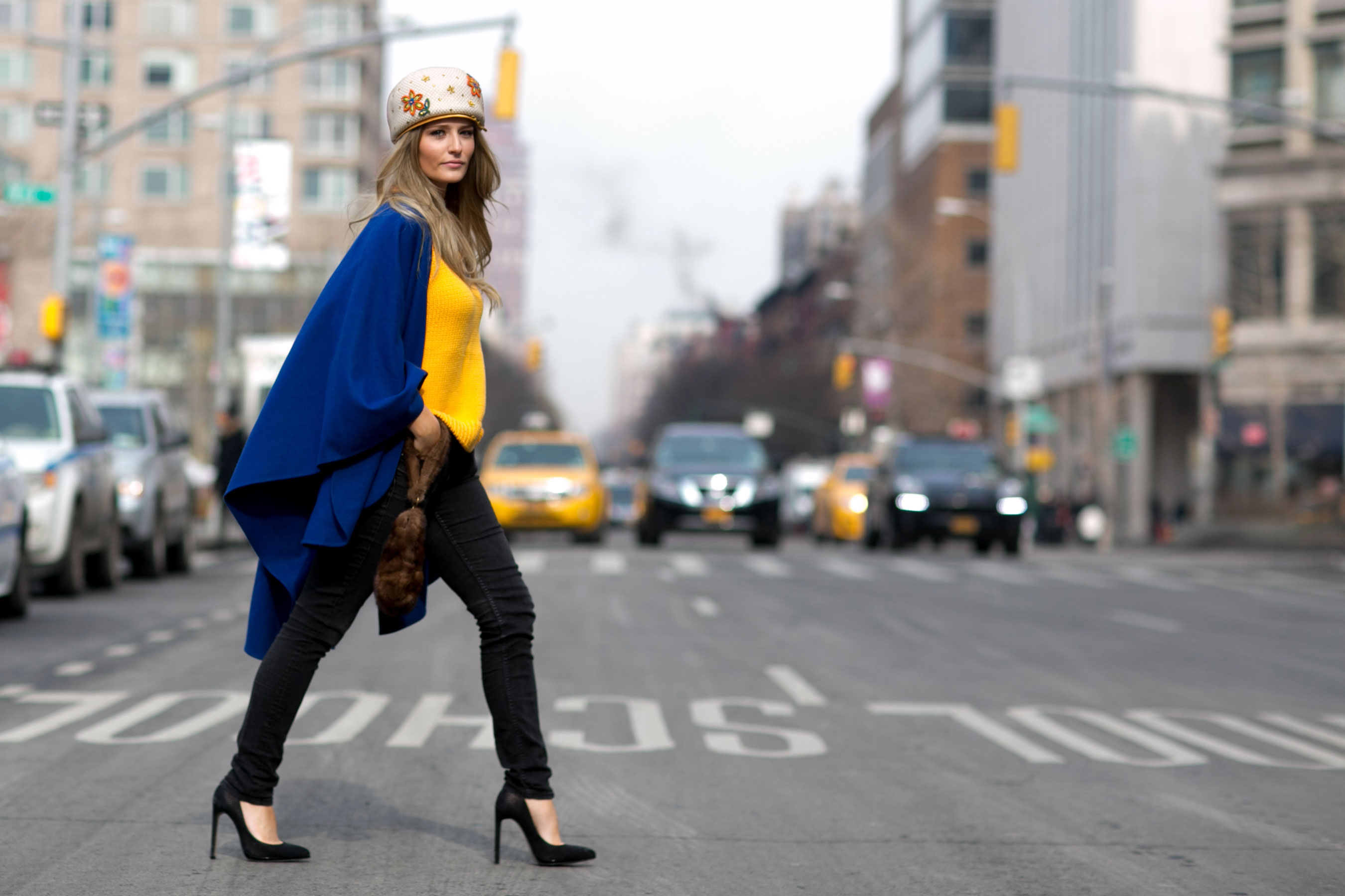 Стильное сочетание цветов - синий и желтый - фото новинки уличной моды Нью-Йорка осень-зима 2015-2016