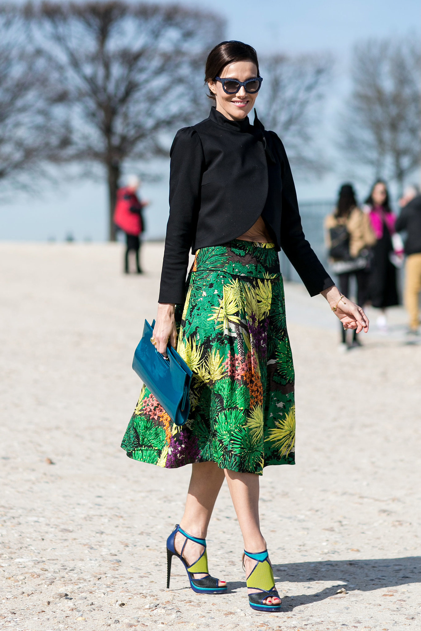 Яркая цветная юбка - тренды уличной моды Парижа осени и зимы 2015-2016